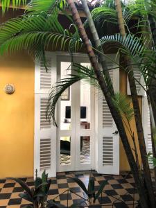 eine Tür zu einem Haus mit Palmen davor in der Unterkunft Casa Real Del Cabrero by Soho in Cartagena de Indias