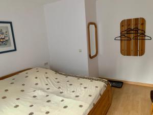 a bed in a corner of a room at Einladendes Appartement im Grünen für 2 Personen in Ostrach