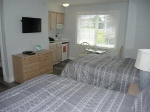 ein Hotelzimmer mit 2 Betten und einer Küche in der Unterkunft 503L villa in Calabash