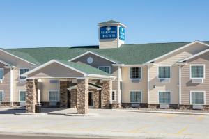 ein Hotel mit einem Schild darüber in der Unterkunft Cobblestone Inn & Suites - Pine Bluffs 
