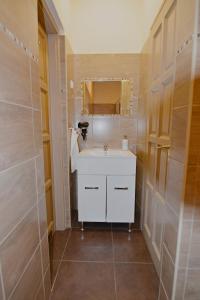 Koupelna v ubytování R.Gold Apartman + 37 fotografií