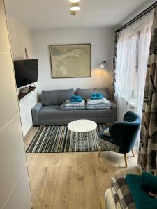 Apartament Portowy في هيل: غرفة معيشة مع أريكة وطاولة