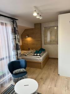 ヘルにあるApartament Portowyのベッドルーム1室(ベッド1台、テーブル、椅子付)