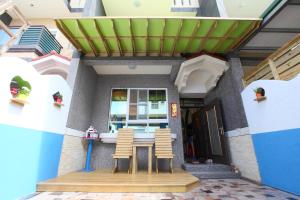 a model of a house with a table and chairs at Edinburgh 16 Inn in Hengchun
