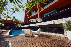 Bazén v ubytování Bel Air Crest Hotel & Suites nebo v jeho okolí