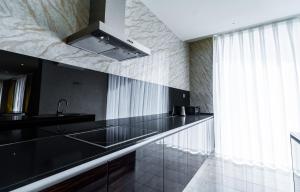 Kuchyň nebo kuchyňský kout v ubytování Bel Air Crest Hotel & Suites