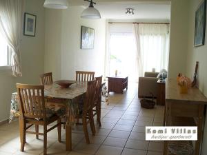 kuchnia i jadalnia ze stołem i krzesłami w obiekcie KomiVillas w mieście Lilikás