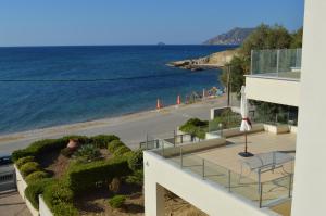 Lilikás的住宿－KomiVillas，从大楼的阳台上可欣赏到海滩景色