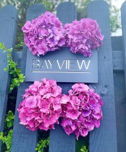 uma coroa de flores cor-de-rosa numa cerca em BAYVIEW em Stornoway