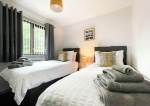 Duas camas sentadas uma ao lado da outra num quarto em BAYVIEW em Stornoway