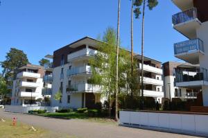 um edifício de apartamentos ao lado de uma rua em Stegna Apart em Stegna