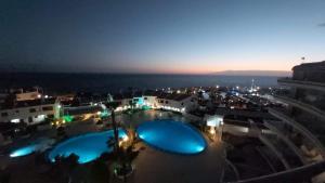 uitzicht op een zwembad in de nacht bij Ap260, Club Atlantis, Costa Adeje (Tenerife), Spain in Adeje