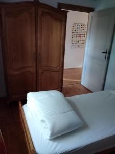 Gîte d'Hildegarde with sauna客房内的一张或多张床位