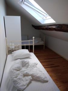 Gîte d'Hildegarde with sauna客房内的一张或多张床位