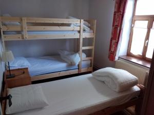 Gîte d'Hildegarde with sauna客房内的一张或多张床位