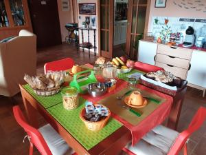 - une table avec de la nourriture dans la cuisine dans l'établissement b&b Sorrento Garden, à Sorrente