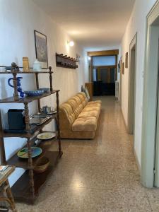 a living room with a couch and a table at Casa Milanda in Gargnano