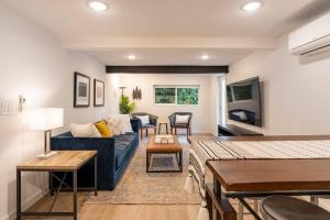 Χώρος καθιστικού στο Modern, new & industrial in Georgetown