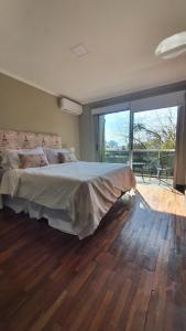 1 dormitorio con cama grande y ventana grande en Departamento Caseros Desing en Salta