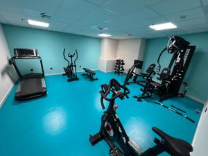 un gimnasio con cintas de correr y equipos de ejercicio en una habitación en Hotel Primavera Park en Benidorm