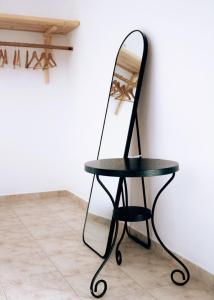 プラカにあるStudio Tolakisの鏡付黒い椅子