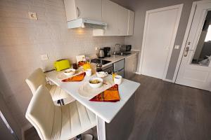 Kuchyňa alebo kuchynka v ubytovaní Apartamentos Infantes 28