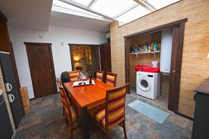 Kuchyňa alebo kuchynka v ubytovaní Apartamentos Infantes 28