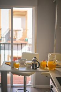 Nápoje v ubytovaní Apartamentos Infantes 28