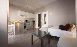 Kuchyňa alebo kuchynka v ubytovaní Apartamentos Infantes 28 + 37 fotografií