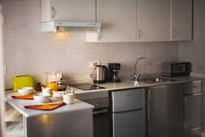 Kuchyňa alebo kuchynka v ubytovaní Apartamentos Infantes 28
