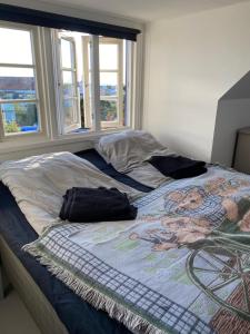 uma cama com duas almofadas num quarto em Fin lägenhet i hjärtat av Mölle em Mölle