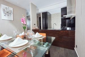 Kuchyň nebo kuchyňský kout v ubytování Bel Air Crest Hotel & Suites