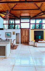 una gran sala de estar con techo de madera. en Village Recanto Splendory, en Prudente de Morais