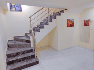 uma escada num quarto com uma escada em Highly Secured 24 Hours Electricity Apartment em Garki