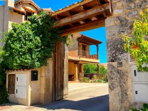 wejście do domu z drewnianą bramą w obiekcie HOTEL RURAL LA HUERTA w mieście Montejo de la Vega de la Serrezuela