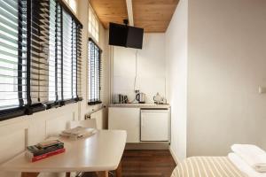 New! Private Authentic Apartment In City Centre!