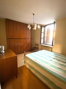 - une chambre avec un grand lit et une fenêtre dans l'établissement Casa di Fra, à Savillan