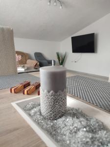 ein Wohnzimmer mit einer Vase auf dem Tisch in der Unterkunft Apartman Emir in Marčana