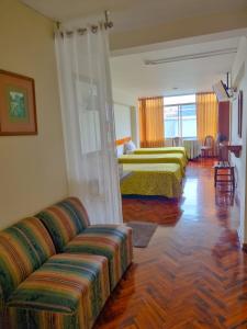 Postel nebo postele na pokoji v ubytování Hostal Solari + 37 fotografií