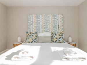 sypialnia z dużym łóżkiem z 2 poduszkami w obiekcie Upper Tremorvah w mieście Dartmouth