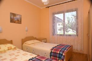Postel nebo postele na pokoji v ubytování Family friendly seaside apartments Povljana, Pag - 230