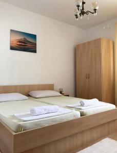Ένα ή περισσότερα κρεβάτια σε δωμάτιο στο Apartments with a swimming pool Novalja, Pag - 211 +45 φωτογραφίες