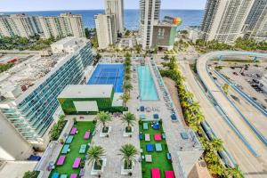una vista aerea di un resort con piscina e oceano di Amazing Apartments at H Beach House a Hollywood