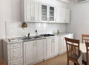 Η κουζίνα ή μικρή κουζίνα στο Apartments with a swimming pool Novalja, Pag - 211