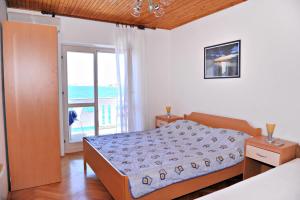 - une chambre avec un lit et une vue sur l'océan dans l'établissement Rooms by the sea Metajna, Pag - 206, à Zubovići