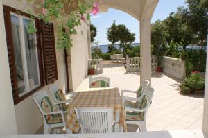 Un balcón o terraza en Apartments by the sea Simuni, Pag - 236