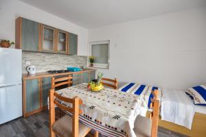 Kuchyň nebo kuchyňský kout v ubytování Apartments by the sea Stara Novalja, Pag - 235 + 30 fotografií