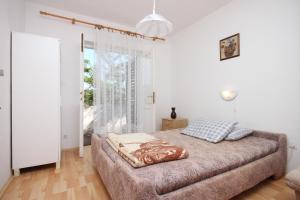 Un pat sau paturi într-o cameră la Apartments by the sea Potocnica, Pag - 222