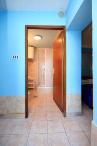 un pasillo con una puerta que da a una habitación en Apartments by the sea Brna, Korcula - 171, en Smokvica