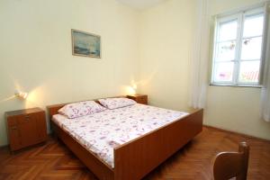 Un pat sau paturi într-o cameră la Apartments with a parking space Lumbarda, Korcula - 179